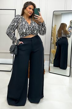 Calça Pantalona Plus Size, confeccionada em airflow, tecido de toque fresco que não precisa passar á ferro, modelagem pantalona, forrada até altura da coxa, bolsos laterais funcionais, cintura alta, fechamento frontal por botão e zíper. Composição: 100% poliéster | Forro: 100% poliéster Tamanho GG veste 44/46 Tamanho EG veste 46/48 Tamanho G1 veste 48/50 Tamanho G2 veste 50/52 Tamanho G3 veste 52/54 Look Natal Plus Size, Plus Size Flare Pants Outfits, Casual Outfits For Curvy Women, Elegant Plus Size Outfits, Classy Plus Size Outfits, Plus Size Bodysuit, Brunch Fashion, Chic Dress Classy, Plus Size Fall Fashion