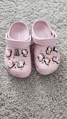 Pink Hello Kitty Crocs, Hello Kitty Croc Charms, Hello Kitty Crocs, Crocs Aesthetic, Christmas Hand Painted, Vivienne Westwood Shoes, Hello Kitty Gifts, Crocs Pink, Pretty Sneakers