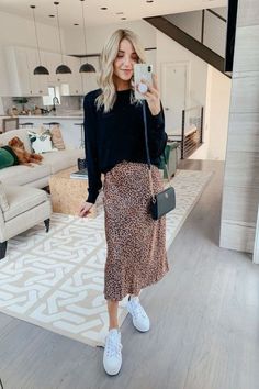 This casual yet chic outfit featuring a leopard print skirt and black sweater is perfect for everyday wear. The white sneakers add a comfortable, relaxed touch. This look captures a stylish yet effortless vibe that can be easily recreated. #leopardprint #casualstyle #weekendoutfit #fallootds #streetfashion Streetwear Fashion Fall, Leopard Print Skirt Outfit, Fashion Boots Outfits, Printed Skirt Outfit, Wardrobe Tips, Outfits Chic, Early Fall Outfit, Nice Style