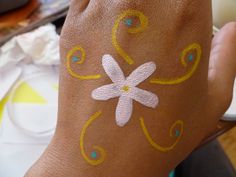 Easy Small Face Paint Ideas, Basic Face Paint, Arm Face Painting Easy, Yellow Face Paint, Art Painting Easy, Small Flower Face Paint, Easter Face Paint