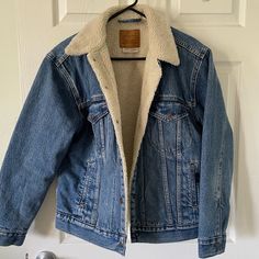 The Classic Levi’s Sherpa Lined Jean Jacket. Like Brand New. Have Worn Maybe Once Or Twice. High Quality And Warm. Winter Jacket Inspiration, Fuzzy Jean Jacket, Sherpa Jean Jacket Outfit, Reagan Core, Twice High Quality, Young Grandma, Upgrade Wardrobe, Levi Sherpa, Fleece Jacket Outfit