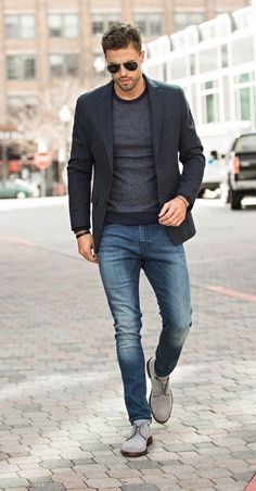 Whether you want to style your jeans for a casual look or a formal onehere are the best mens outfits with blue jeans since they're the ultimate wardrobe sta Styles Man, Outfits Guide, Business Casual Attire For Men, Casual Pieces, Stil Masculin, Smart Casual Men, Jeans Brown, Hipster Man