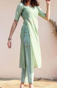 Indian Tailor Illustration, Kurta From Saree Design, Traditional Chudidar Dress, Salwar Top Designs, Classy Kurtas For Women, Side Knot Kurti Designs, Kurti Stiching Design, Kurthi Tops Designs