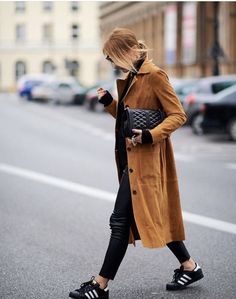 Latest Fall Fashion Trends, Long Suede Coat, Brown Outfits, Look Adidas, Look Retro, Suede Coat