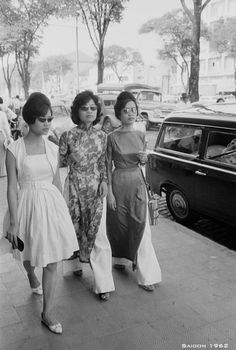 [Photos] 13 Black-and-White Shots of Saigon in 1962 - Saigoneer Vintage Vietnam Aesthetic, Saigon 1975 Vintage, Vietnam Black And White, White Shots, Vietnamese Style, Vietnamese History, Vietnam Art, Swinging London