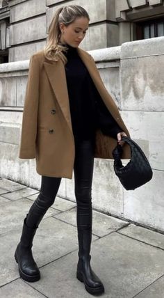 Manhattan Fall Fashion, Business Outfit With Boots, New York City Work Outfit, Chunky Boots Work Outfit, Black Chealse Boot Outfit Women, November Outfits 2022, Italian Winter Fashion Women, London Style Fall, Office Outfits Women Boots