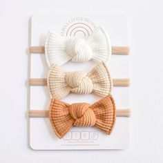 Colors in this set: White, New Oat, and Toast. Knot Bow Set // Organic Waffle - Neutral Set Available in two sizes the Classic and the Petite knot bows are all your sweet girls need and more. This listing is for ONE BOW SET (3 bows as pictured). You can select the size and hardware of choice from the drop-down menu. Measurements (approximately): Classic - 3.25" Petite - 2.25" Please note that all bows are handmade and sewn and measurements might vary slightly. I always try my best to depict the Knitted Bow Pattern, Baby Outfit Ideas, Knitted Bow, Knot Bow, Felt Embroidery, Bow Pattern, Bow Set