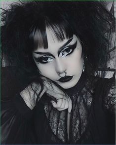 Goth Eyeliner Looks, Goth Eyeliner, Alternative People, Maquillage Goth, Goth Makeup Looks, Trad Goth Makeup, Goth Makeup Tutorial, Goth Eye Makeup, Eyeliner Designs