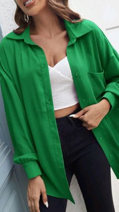 Green Collar Shirt Outfit, Green Shirt Outfits Women, Outfit Camisa Verde, Green Shirt Outfit Ideas, Green Blouse Outfit, Satin Shirt Outfit, Collared Shirt Outfits, Green Shirt Outfits, Sporty Chic Outfits