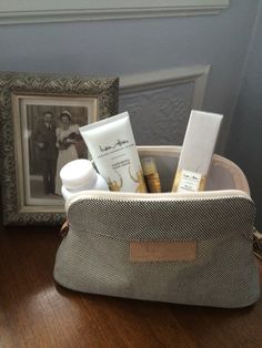 India Hicks Baby Duchess travel bag www.indiahicks.com/rep/JayneGLeahy Tote Purse, Leather Design, Lifestyle Brand