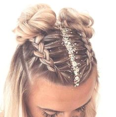 Nye Hairstyles, Cool Braid Hairstyles, Cool Braids, Hair Stylies, Festival Hair, Glitter Hair, Teen Hairstyles, Easy Hairstyles For Long Hair