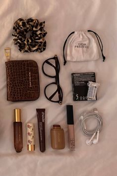 What's In My Bag Aesthetic, Everyday Bag Essentials, Scandi Fashion, Cute Formal Dresses, Makeup Bag Essentials, Tech Pouch, Inside My Bag, Purse Essentials, Color Vibe