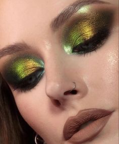 Makeup Looks Winter, Duochrome Eyeshadow, Shimmer Eyeshadow Palette, Magical Makeup, Glitter Eye Makeup, Green Makeup, Green Eyeshadow, Shimmer Eyeshadow, Smokey Eyes