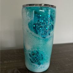 Shimmering Glitter Shines Through These Turtles As They Play Among The Waves. I Love The Way This One Turned Out! Stainless Steel Double Walled Travel Will Keep Your Drinks Cold Or Hot For Hours. Splash Proof Lid. Straw And Gift Box Included! Smooth, Resin Coat. Hand Wash Only. Not Dishwasher Safe. Not Microwave Safe. Cruise Epoxy Tumbler, Ocean Tumbler Ideas, Blue Epoxy Tumbler, Blue Glitter Tumbler, Fish Tumbler, Turtles Swimming, Turtle Swimming, Epoxy Tumblers, Diy Tumblers