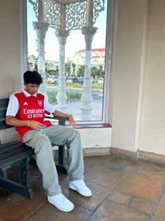 arsenal streetwear Arsenal Jersey Outfit, Soccer Jersey Outfit Men Fashion, Arsenal Outfit, Football Kit Outfit, Pink Shirt Outfit, Arsenal Kit, Jersey Outfits, Arsenal Jersey