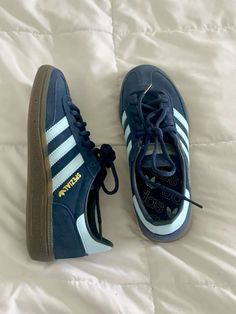 Navy adidas spezial #adidas #adidasspezial #spezial #navy #trendy #everydayshoe #cleangirlaesthetic #citygirl Adidas Shoes Women, Swag Shoes, Pretty Shoes