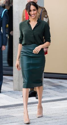 meghan markle wearing the ideal outfit for a female lawyer Estilo Meghan Markle, Princ Harry, Meghan Markle Outfits, Lawyer Fashion, Costume Noir, Meghan Markle Style, Corporate Fashion, Corporate Wear