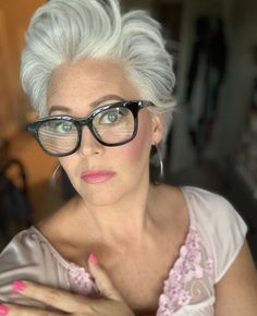 Trendy Hair Dye, Hair Dye Colours, Grey Hair And Glasses, Silver White Hair, Pixie Cut Wigs, Hair With Lowlights, Highlights Lowlights