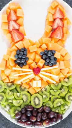 Chopped cantaloupe, blueberries, strawberries, kiwis, and grapes are arranged in the shape of a bunny. Easter Set Up, Bunny Fruit Tray, Easter Bunny Fruit Tray, Easter Ideas Decoration, Easter Fruit Tray, Easter Bunny Fruit, Fruit Treats, Easter Fruit, Healthy Easter Recipes