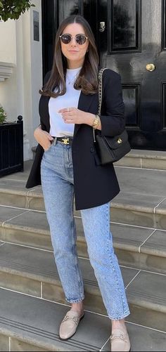 Casual Office Outfits Women Petite, Business Casual Outfit Jeans, Office Outfits Sneakers, Everyday Feminine Outfits, Blazer With Jeans Women Classy, Outfit Zapatillas Blancas, Jeans Office Outfit, Jeans Outfit Ideas For Women, Causal Chic Outfits