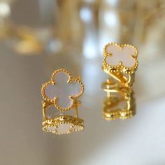 CLOVER MEDIUM GOLD MOP STUD EARRINGS Tiny Gold Studs, Clover Design, Detailed Jewelry, Clover Earrings, Gold Stone, Love Bracelets, Love Necklace, Luxury Accessories, Gold Earrings Studs