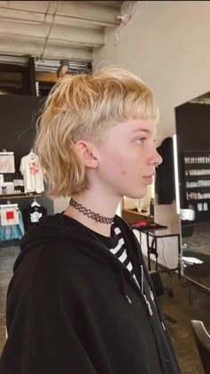 Mullet With Micro Bangs, Short Hair With Shaved Side, 70s Punk Hair, Modern Mullet Women Short Hair, Alt Pixie Cut, Short Women Haircuts, Very Short Haircuts For Women, Woman Short Hairstyles, Queer Haircut