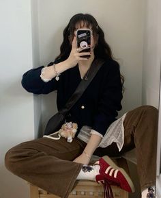 🖤🤎🤍♥️ Corduroy Pants Outfit, Brown Corduroy Pants, Winter Pants Outfit, 사진 촬영 포즈, Brown Corduroy, Women Photography Poses, Red Adidas