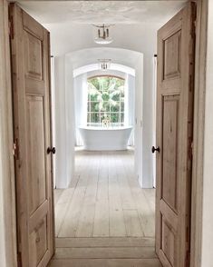 (@verdeolivo_dec) • Світлини та відео в Instagram White Beadboard, French Country Bathroom, Farmhouse Renovation, Casa Country, Hallway Designs, Hallway Design, Farmhouse Master, Country Bathroom, White Oak Floors