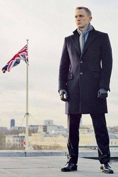 Daniel Craig Workout, James Bond Style, Daniel Craig James Bond, Man's Overcoat, Minimal Wardrobe, 007 James Bond, Bond Movies, Rachel Weisz, Daniel Craig