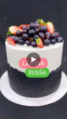 a cake with berries on top and the words la lunaa russian written in green