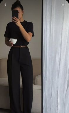 Business Casual Outfits White Sneakers, Classy Outfit Inspo Aesthetic, Work Outfits Women Trendy, Summer To Fall Work Outfits, Black On Black Work Outfits, Fall Outfits Women For Work, Casual Work Outfits Retail, Outfit Inspo Work Casual, Best Business Casual Outfits For Women