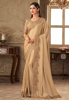 Luxury Beige Sets With Pallu, Luxury Saree With Pallu For Eid, Luxury Beige Pallu Blouse Piece, Luxury Cream Saree For Reception, Luxury Beige Dress For Diwali, Luxury Designer Beige Saree, Traditional Luxury Beige Dresses, Luxury Beige Saree With Resham Embroidery, Luxury Beige Blouse Piece With Pallu