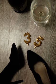 Birthday Photoshoot 35, 35 Birthday Picture Ideas, 35 Birthday Photoshoot Ideas, Classy Birthday Aesthetic, Hello 35 Birthday, 35 Birthday Ideas For Women, Cool Birthday Photoshoot Ideas, Ideas Fotos En Casa