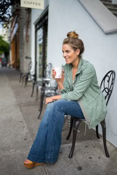 Wide Leg Flare Jeans Outfit, White Tee Jeans, Fig Leaf, Look Jean, Denim Outfits, Winter Closet, Gal Meets Glam, Outfit Jeans, Mode Casual