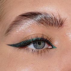 Maquillage On Fleek, Green Eyeliner, Eye Makeup Pictures, Smink Inspiration, Makijaż Smokey Eye, Makeup Eye Looks, Eye Makeup Art, Kiss Makeup, Makeup Pictures