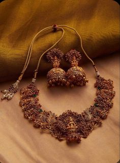 Lakshmi Temple, South Temple, Temple Work, Antique Choker, Wedding Jewelry Sets Bridal Jewellery, Temple Jewelry Necklace, Antique Necklaces Design, Antique Gold Jewelry Indian