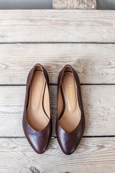 Our new, classic Mary Jane. Timeless, comfortable and ultra-feminine. Wonderfully comfortable thanks to the double softening of the insole. Stable, perfectly balanced heels. SIZE ADVICE: If you are hesitating between sizes, choose the smaller one. Ballerinas should fit snugly around the feet. UPPER: full grain chocolate brown leather INSIDE: natural goat leather, beige SOLE: brown (tuni leather) HEEL: 1,5 cm Our handmade shoes hold a 2-year guarantee; however, they last longer with proper care. Brown Shoes Women, Boho Style Shoes, Brown Flat Shoes, Brown Ballet Flats, Boho Style Bag, Dark Brown Shoes, Brown Leather Flats, Classy Shoes, Brown Wedding