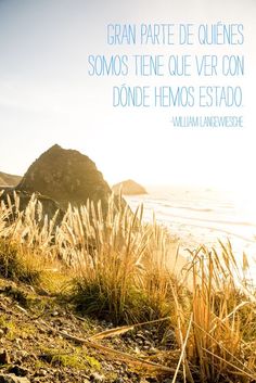 an image of a beach with grass and the quote gran pare de quenies somos them que ver con donde hemos esto