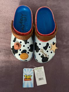 Crocs Aesthetic, Disney Crocs, Crocs Charms, Crocs Jibbitz, Disney Shoes, Woody Toy Story, Girly Shoes, Aesthetic Shoes