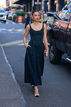 2024 Street Style, Emili Sindlev, Paris September, September Fashion, Minimal Shoes, Minimalist Fashion Women, Nyfw Street Style, Elegant Dresses Classy, Casual Day Dresses