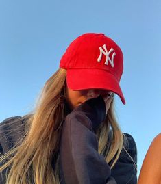 Yankees Hat Outfit Aesthetic, Red Yankees Hat Outfit, Red Ny Cap Outfit, Yankees Cap Aesthetic, Ny Caps Aesthetic, Nyc Hats Aesthetic, Cap Outfits For Women