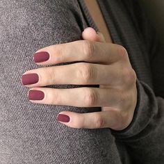 Wie der kuscheligste Lieblingssweater. Einmal auf den Nägeln, möchte man diesen cremig deckenden Nagellack in dunklem, unergründlichem Mauve am liebsten nie wieder ablegen. Matte Nail Colors, Nagel Design, Manicure Colors, Essie Nail Polish, Popular Nails, Essie Nail, Fall Nail Colors, Manicure Y Pedicure, Matte Nails