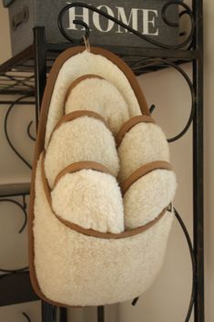 Woolen slippers for guests. A practical set of slippers that will certainly be useful in every home. Made of 100% sheep wool, they provide comfort and warmth. The guest slippers set includes 5 pairs of various sizes (35/36, 37/38, 39/40, 41/42, 43/44EU) and a large slipper with a hanger for hang. Perfect for a gift or for own use. Guest Slippers, Bride Slippers, White Slippers, Static Electricity, Wool Shop, Washing Liquid, House Slippers, Sheep Wool, Womens Slippers