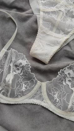 Elegant Underwire Bra With Lace Bodice, Underwire Bra With Lace Bodice, Lace Bodice Bra For Weddings, Delicate Lace Bra With Lace Trim, Feminine White Bra With Lace Closure, White Feminine Bra With Lace Closure, White Lace Feminine Bra, Feminine Lace With Lace Closure For Wedding, White Lace Bra Feminine Style