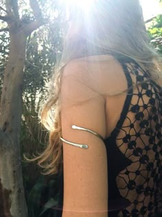 Silver Arm Cuff Prom, Silver Arm Bracelets, Silver Arm Jewelry, Arm Bracelets Silver, Arm Cuff Aesthetic, Fold Forming Jewelry, Cool Silver Jewelry, Silver Bracelets Aesthetic, Upper Arm Bracelets