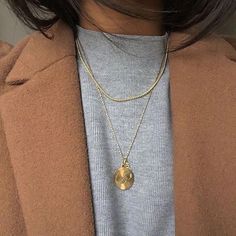 The Classy Issue #women'sfashionwinter Cleaning Tricks, Jewelry Cleaning, Winter Mode, Looks Street Style, Kandy, A Necklace, Simple Jewelry, Looks Style, Dainty Jewelry