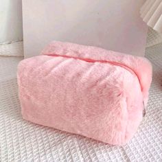 Nwt Pink Fluffy Outside Makeup Bag! Travel Cosmetic Bag Organizers, Fluffy Bag, Pink Makeup Bag, Alat Makeup, Make Up Case, Cosmetic Bag Organization, Makeup Storage Bag, Makeup Brush Storage, Makeup Bag Organization