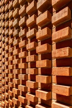 a wall made out of wooden planks on the side of a building