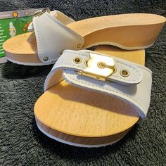 Wooden Orthopedic Sandals, Wuth Bumber Under The Toes. Orthopedic Wooden Clogs, Imported From Italy, Brand New, Never Used, Available Color White ! Very Comfy !!! 37 Eu = 6.5 / 7 Us (9 3/4 Inches) 24 Centimeters 1 1/2 Heel, 3/4 Plattform Adjustable Strap With Buckle Closure. Countoured Footbed For Confort And Support. Leather Upper White Open Toe Clogs With Cushioned Footbed, Dr Scholls Sandals, Platform Clogs Shoes, Orthopedic Sandals, Tan Leather Sandals, Rainbow Sandals, Miller Sandal, Rubber Flip Flops, Green Sandals