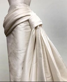 Moulage Draping, Strapless Ruffle Dress, Draping Fashion, Gown Inspiration, Arabian Beauty, Couture Details, Fashion Sewing Pattern, Fashion Attire